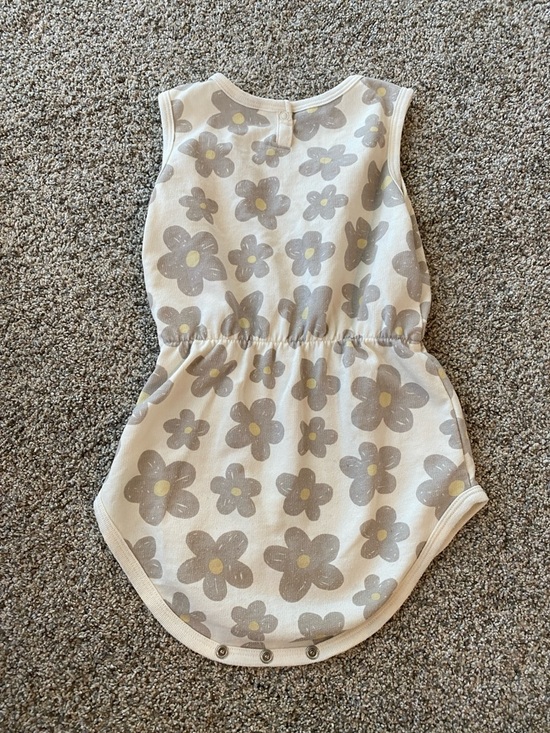 Rylee + Cru 18-24 month Cream Sleeveless Daisy Romper with Gray Flowers - Picture 7 of 7